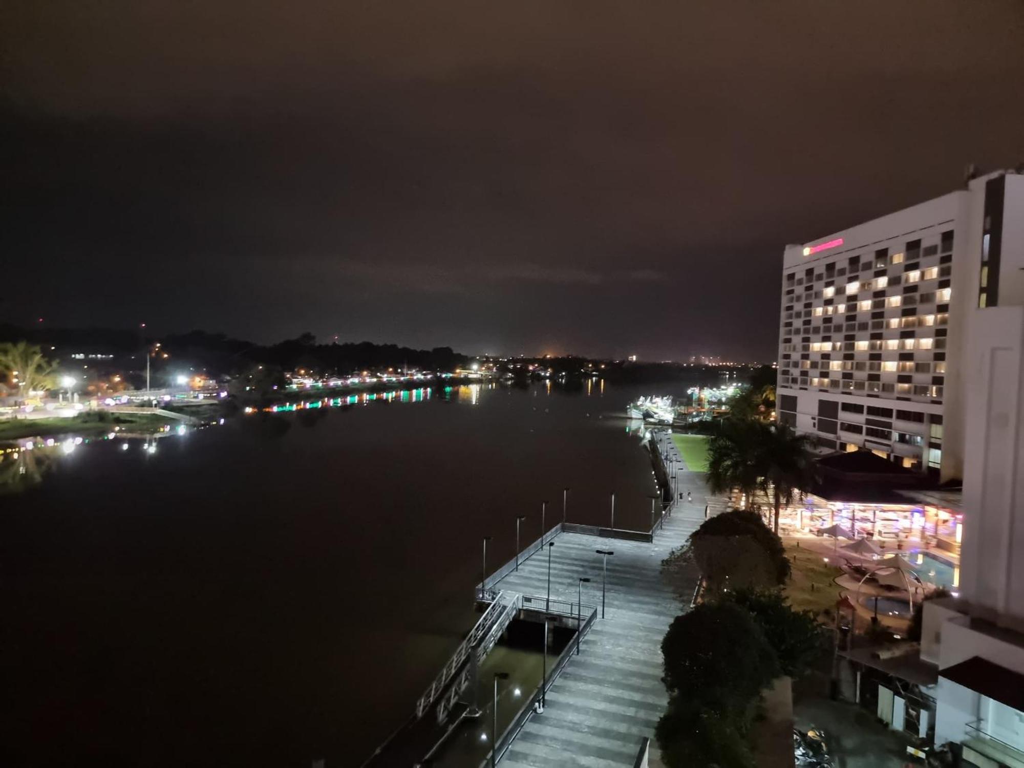 Cozzzy Hut Riverbank Suites Kuching With Spectacular River View Εξωτερικό φωτογραφία