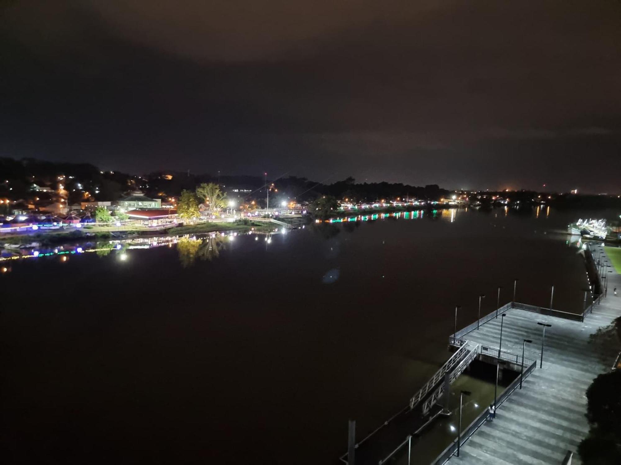 Cozzzy Hut Riverbank Suites Kuching With Spectacular River View Εξωτερικό φωτογραφία