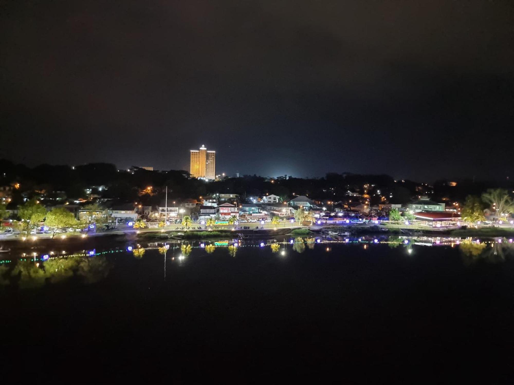 Cozzzy Hut Riverbank Suites Kuching With Spectacular River View Εξωτερικό φωτογραφία