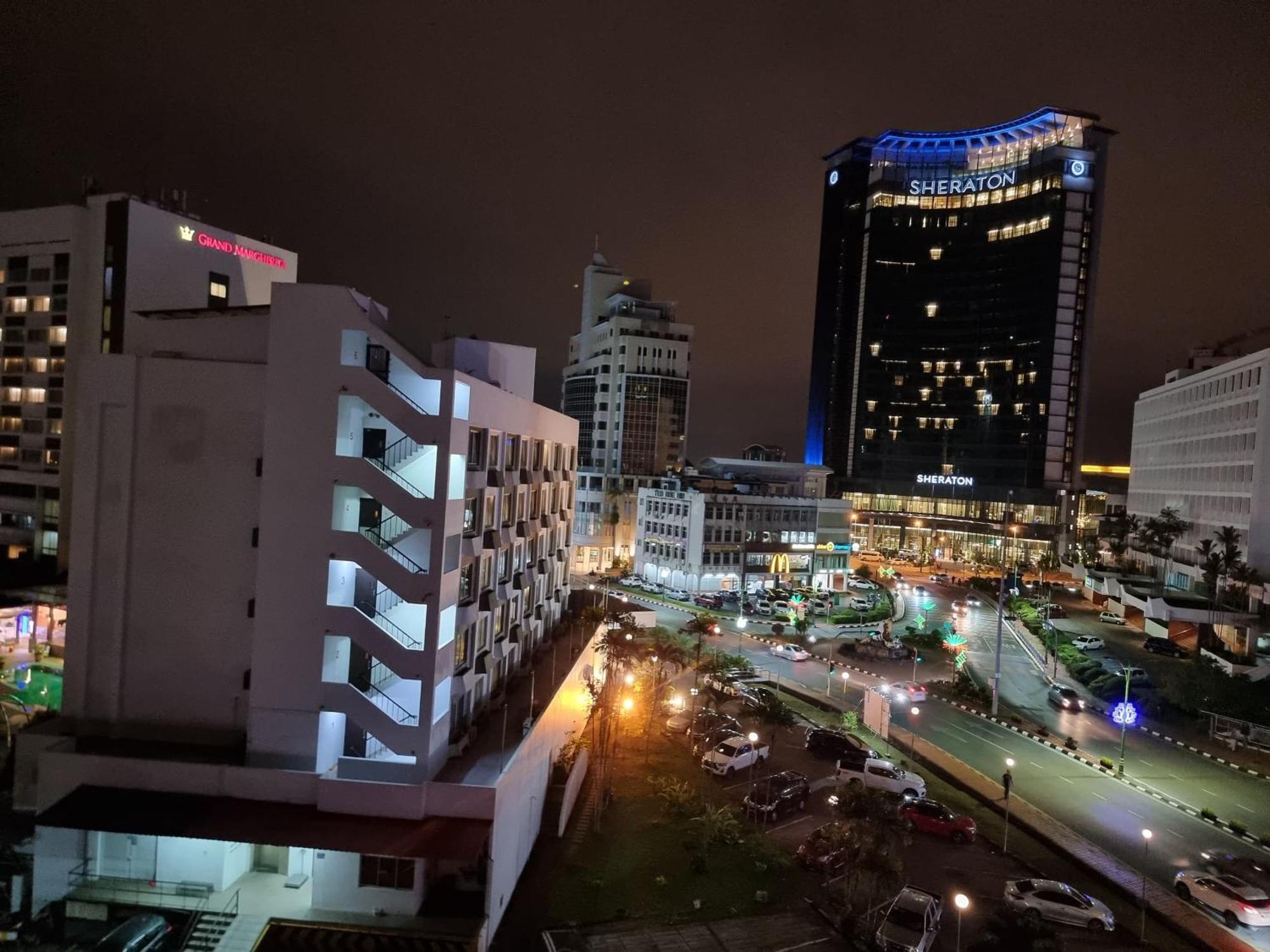 Cozzzy Hut Riverbank Suites Kuching With Spectacular River View Εξωτερικό φωτογραφία