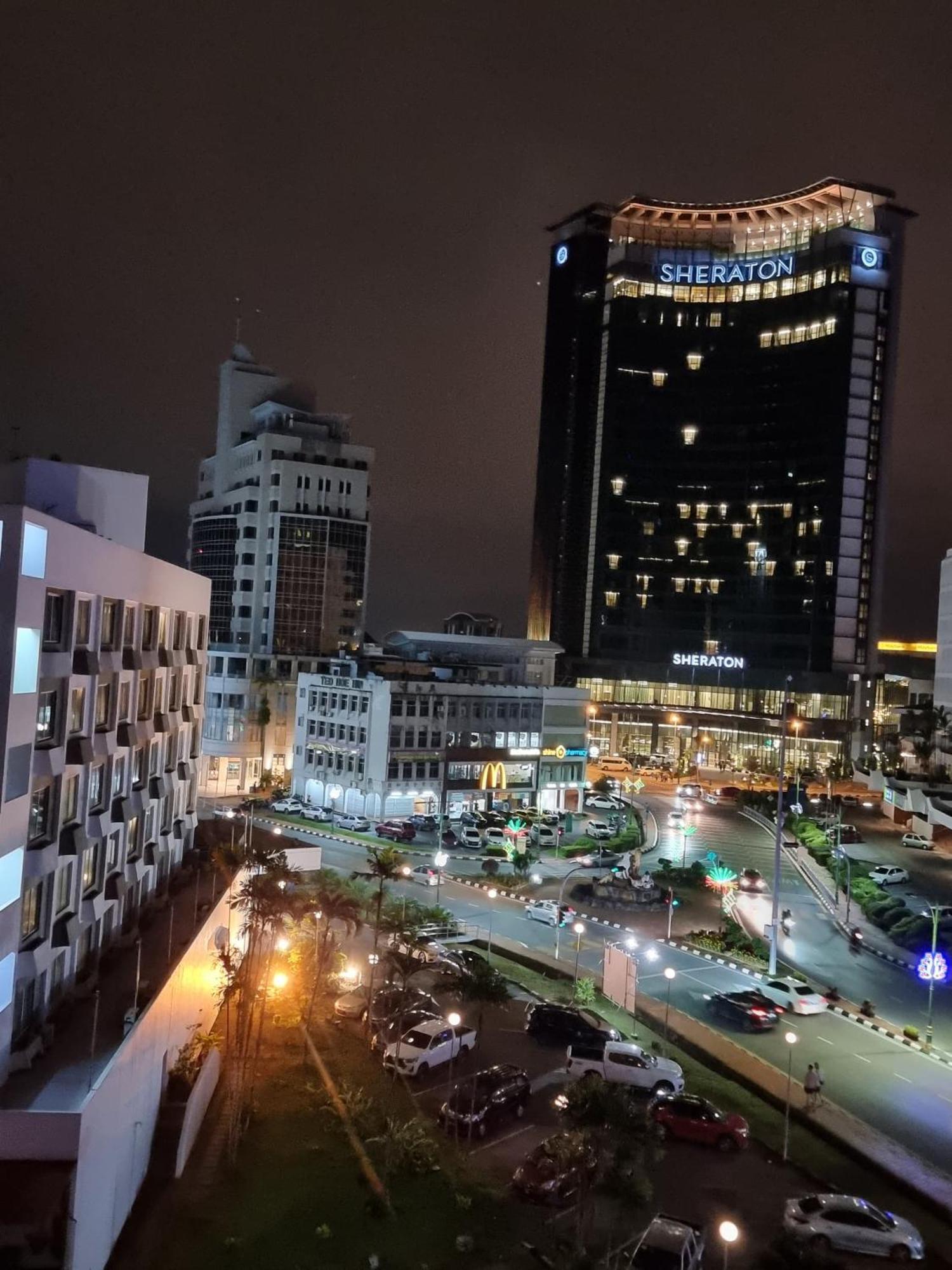 Cozzzy Hut Riverbank Suites Kuching With Spectacular River View Εξωτερικό φωτογραφία
