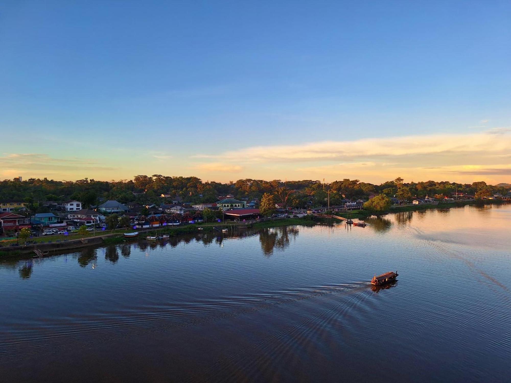 Cozzzy Hut Riverbank Suites Kuching With Spectacular River View Εξωτερικό φωτογραφία