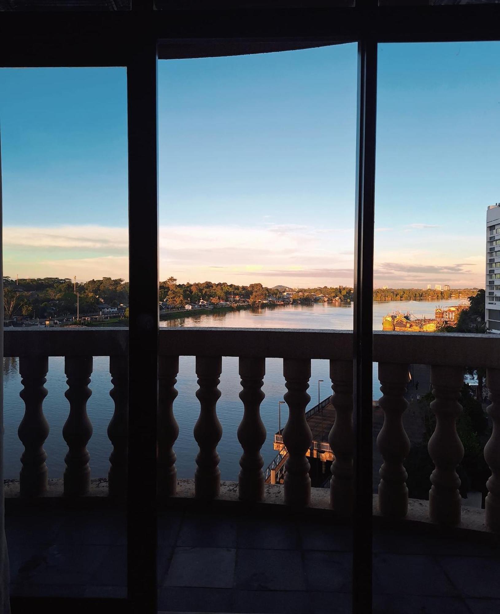 Cozzzy Hut Riverbank Suites Kuching With Spectacular River View Εξωτερικό φωτογραφία